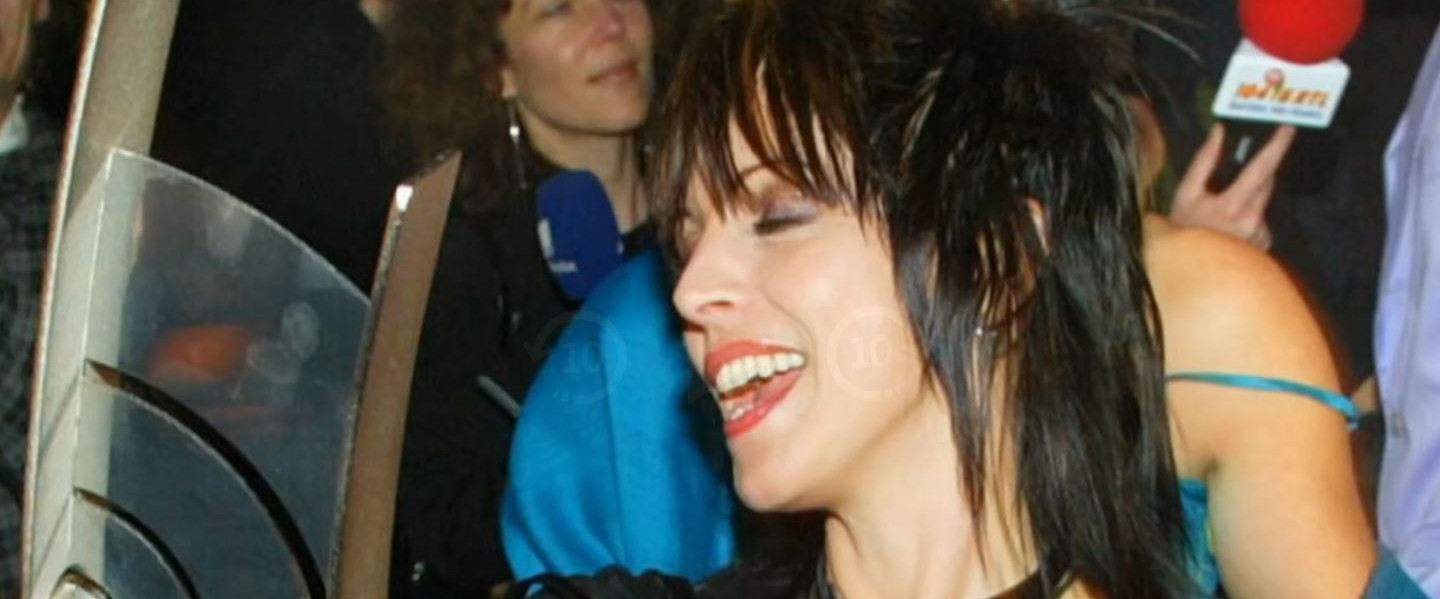 Nena posant avec un prix reçu en Allemagne